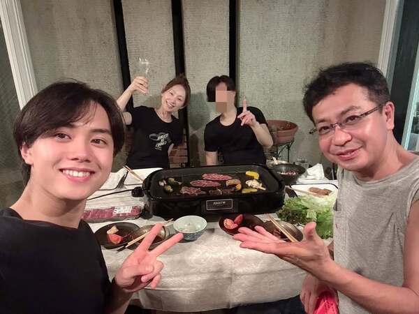 中山秀征ファミリー、幸せ溢れる"焼肉パーティー"ショットに反響！「素敵家族〜」