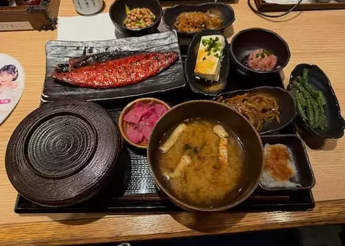 「バランスよすぎて見惚れた」人気芸人〇〇がシェアした、朝昼兼用でも手抜き感ゼロの和定食に称賛！