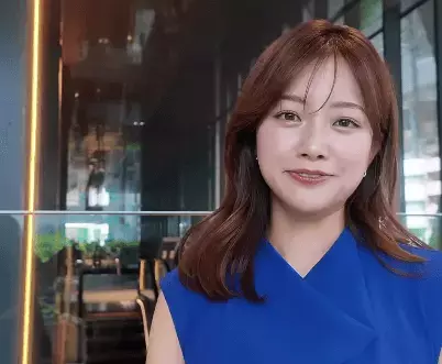 美女キャスター、まさかのハプニングが発生！？意外ムービー＆注目のブルーエレガントコーディネート