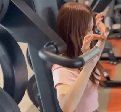 「ナイスボディーお美しい」筋トレ美女子、頑張る“情熱のトレーニングムービー”を公開！ファン注目の眼差し