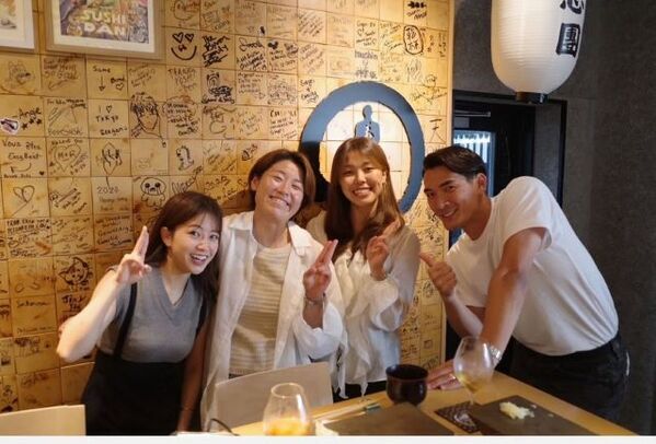 谷川萌々子が美女集合のご飯会の様子を投稿！サプライズであの超有名元プロサッカー選手も登場！？