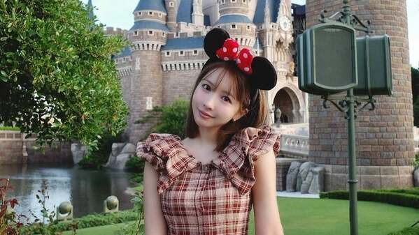 三上悠亜、ディズニーで“映え”全開　ミニーコーデにファン歓喜!