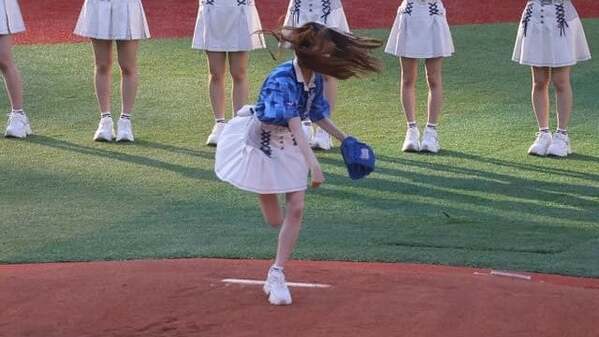 「毛ぇ〜〜」ハマスタでセレモニアルピッチを務めたAKB48 千葉恵里、ロングヘアが荒ぶるシーンを公開