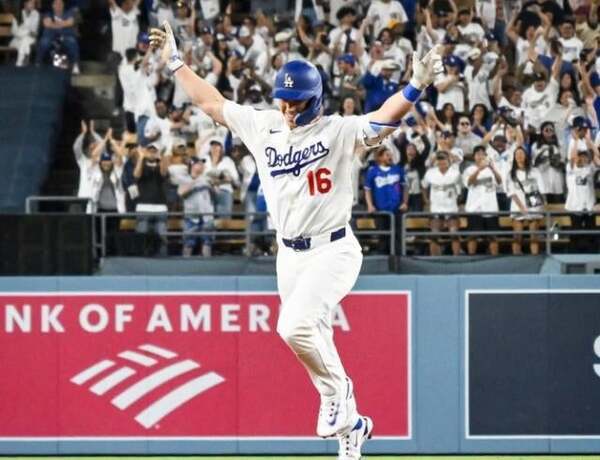 ドジャース・ウィル・スミスが延長阻止の一打！ダイヤモンドを回る感動シーン