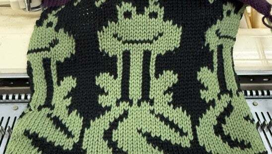 「絶妙なタッチ」つるの剛士の奥さんが編み機で試し編み！