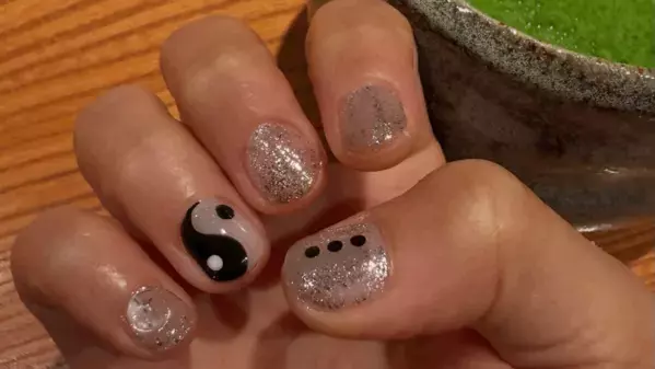 高橋愛、おニューの爽やかネイルを公開「天才！幸せ！」