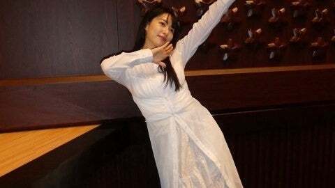 桜井日奈子、“いきなり”のポージングで魅せる余裕とユーモア。純白ドレスで弾ける遊び心が止まらない