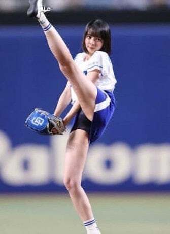 始球式で美脚披露！岡田紗佳「ボールの行き先見れなかった」ほどの歓声に感激