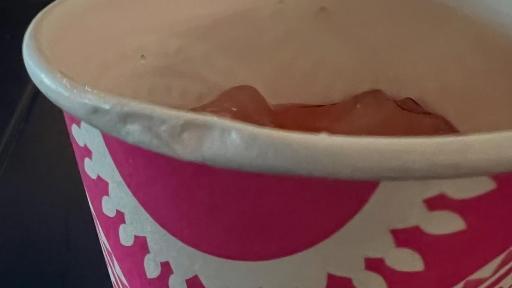 今井翼、ピンクの紙コップに刻まれた“癖の証明”。かじるというささやかな衝動