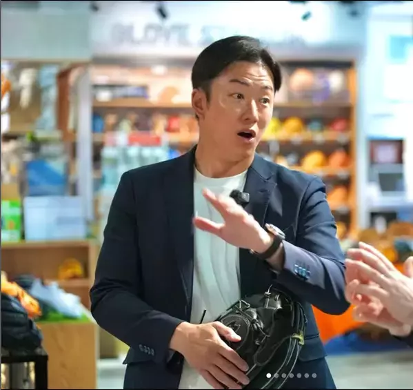 「楽しそうすぎる！」斎藤佑樹の笑顔にファン歓喜　最新グローブを手にした“野球愛あふれる瞬間”が話題