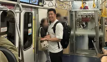 【二度見必至】なかやまきんに君、電車内で“ポスター本人”と奇跡の遭遇「なかやま検脈んです」