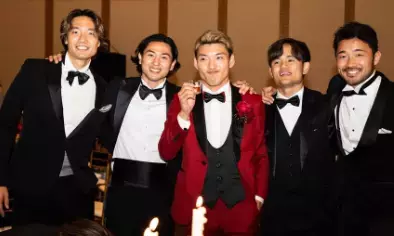 【蝶ネクタイが話題】堂安律、結婚式でのフォーマルSHOTが“赤スーツ”で爆イケすぎる「KING感ハンパない！」