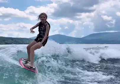「上手なんですね〜」スノボ美女、最高景観の海上で魅せた”ウェイクサーフィンムービー”を公開！「かっこよ」