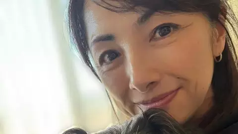 「愛犬と一緒に、、、」52歳美魔女女優が見せた愛犬との美しすぎるハグショットにファン歓喜！