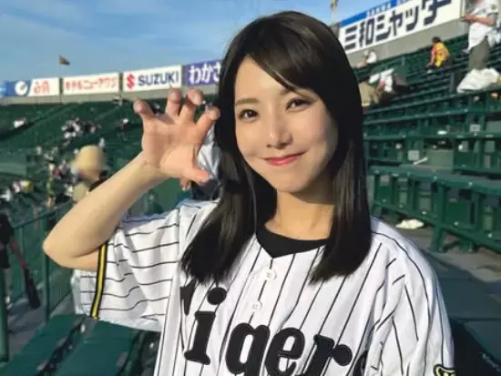 「ユニホーム姿がまた可愛い」虎党 美女アナウンサー ”勝利の女神ショット” 阪神ファン歓喜「素敵です」