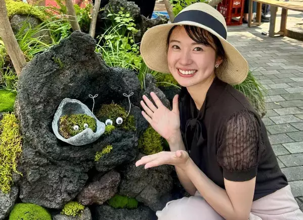 「麦わら帽子娘可愛い」美女アナウンサー、触覚生えの”苔ちゃん・3ショット”を披露！涼を感じるムービーも披露