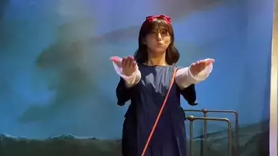 「親方ー！！！空から女の子がー！！」美人アイドル、魔女宅・キキコスで"ラピュタ名シーン"を完全再現！？