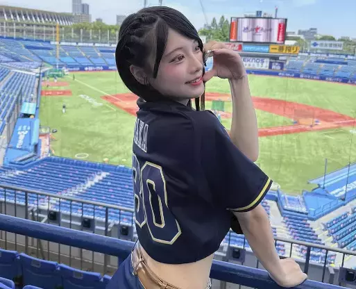 「めっちゃ可愛くて応援したくなる」美女チア、 神宮球場で魅せた”ハーフツインショット”が激キュートだとファンを魅了！