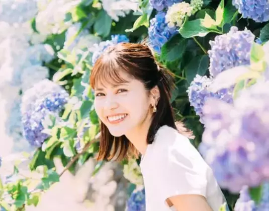 「かわセクシー」マラソン美女子、紫陽花揺れる”フラワーワールド・ショット”を披露！最高だとファン夢心地