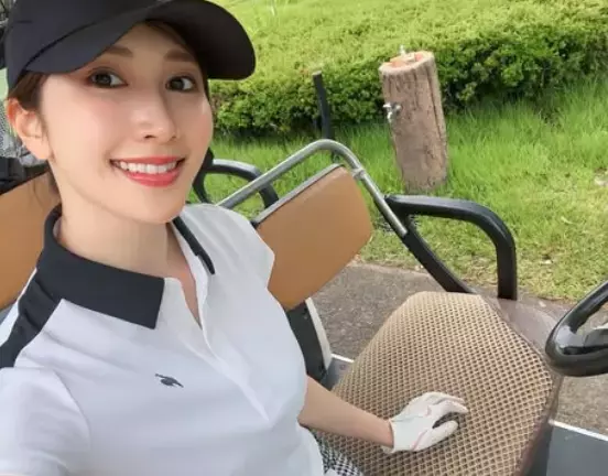 「なんて素敵な表情、スタイルがいい」モデル＆アナウンサーの美女、ウェア＆スイングムービーを披露！”お美しい”とファン魅了