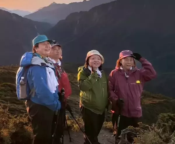 「めっちゃいい写真！」椿鬼奴、イッテQの温泉同好会メンバーで登山した際の写真をアップ