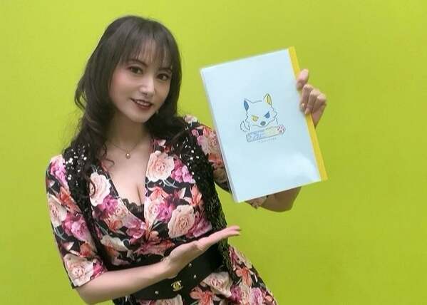 声優・たかはし智秋、お祝いの花束をイメージしたワンピースでの写真を公開「とっても可愛い」