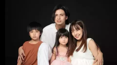 「ほんと素敵なファミリー」第3子妊娠中の川崎希、夫・アレク＆娘＆息子と素敵すぎるマタニティフォト公開！