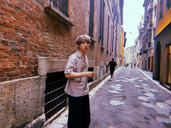 「彼女目線じゃん...」坂口健太郎、ミラノで魅せた“歩く映画”のワンシーンに世界中のファンうっとり