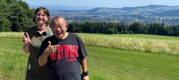 鶴瓶、絶景のグルテンの山でピースサイン！旅先ショットが話題