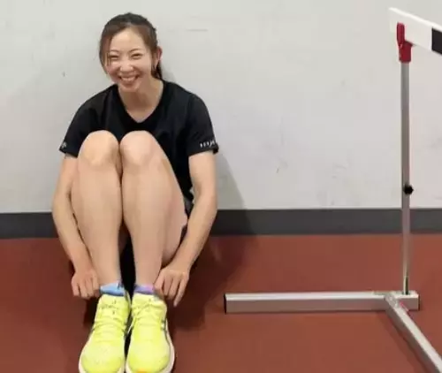 「かわいい、腰痛に効くかな」美女アスリート、通路で披露した”ハードル・レッグトレーニング”ムービーを公開！