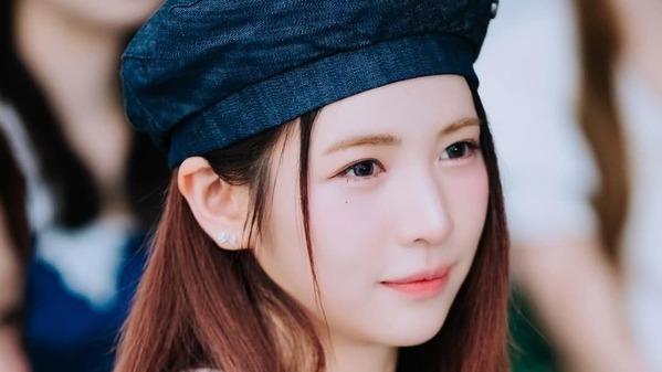 NiziU MAYAの隙がない横顔が美しすぎる…公式ビハインドカットが話題