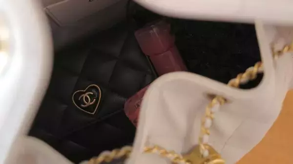 山本里菜アナ、愛用品をひもとく──カバンの中身を公開