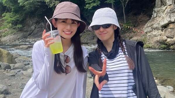 TEAM SHACHI・秋本帆華、咲良菜緒と「念願の川サウナ」を堪能！