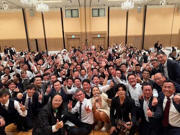 肉体派サックス王子が、地元の会社創業記念式典に熱演と笑顔で会場大盛り上がり！