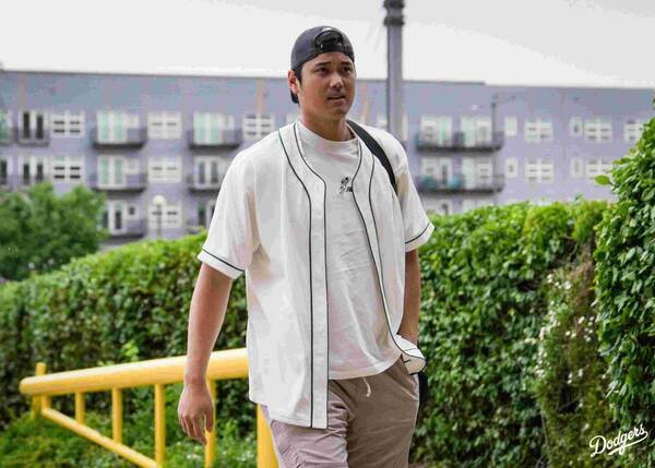 ドジャースが大谷翔平のオフショットを公開し「子どもの野球チームに付き添ってるパパみたい！」とファン歓喜