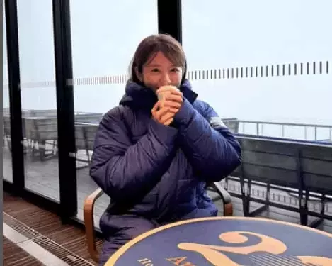 「浴衣の次が」朝日放送・鷲尾千尋アナがベンチコート姿で暖をとる姿を披露