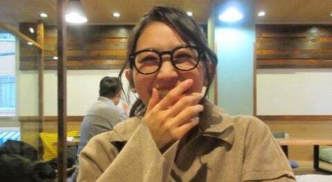 美人ラグビーリポーターが“カフェタイム”を満喫！キュートな笑顔でファンを魅了！