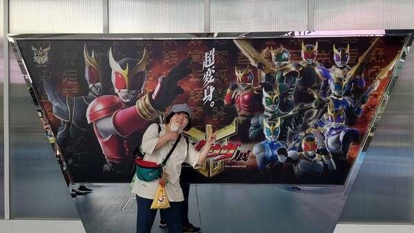 「皆楽しそうだった」人気女性芸人があの平成仮面ライダーの展覧会へ！