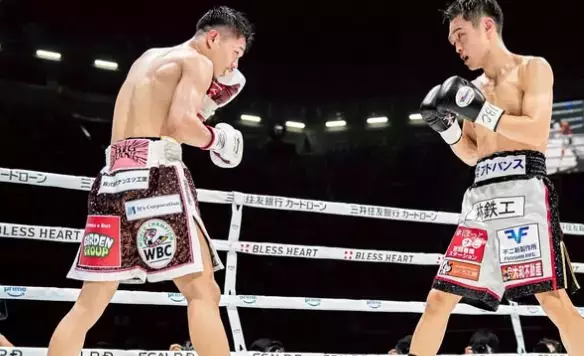 IBF王者・西田凌佑が赤ベルトカラーの新シューズ披露