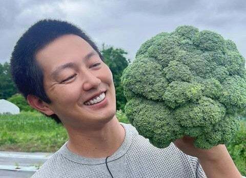 「流石にビビったw」工藤阿須加が顔面以上の大きさのブロッコリーを手に笑顔！