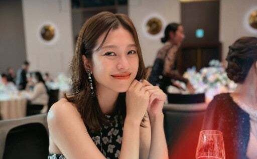 「綺麗ですね」「見惚れちゃう」美人モデルが親友の結婚式での美しいドレス姿を披露！