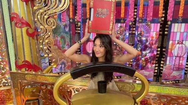 人気モデルの菜々緒がやかんからヒョッコリ！？ニコニコ笑顔でOA情報を公開！