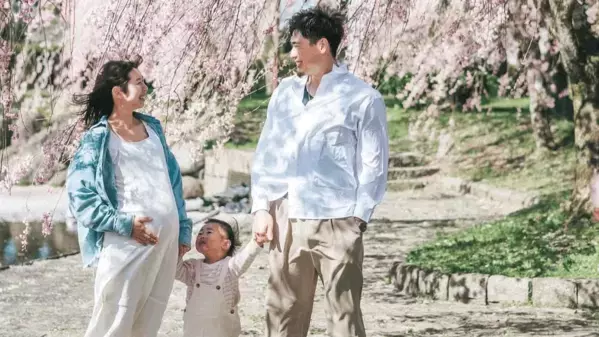 西本圭吾、幸せ溢れる手繋ぎ家族3ショット公開にファン歓喜！「幸せが伝わってきて、ほっこりしました」