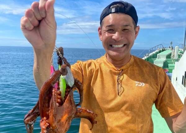 照英、全力スマイルでマダコ確保！海と一体になる男の休日