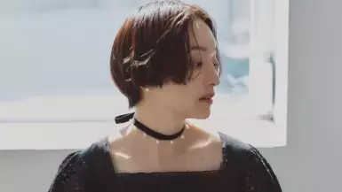 高山都が提案する“夏のお呼ばれ最強服”に注目！洗えて華やか、万能すぎる黒のオールインワンとは？