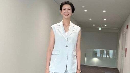 栗原恵、「テレビ派」で地元愛を語る。白のセットアップが映す気品とぬくもり