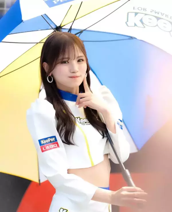 傘の下の天使降臨　友野ゆみの透き通る笑顔に絶賛の声