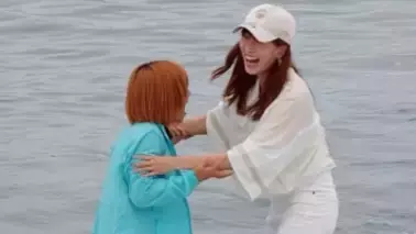 「びしょ濡れにしてしまいました」眞嶋優、大親友の元フィギュアスケーターとの"波打ち際たわむれムービー"にファン「楽しそうめちゃ可愛い」