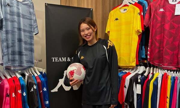 女子サッカー・弘前穂が“Kappa”新作ウェアを披露