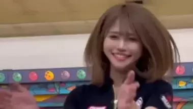 「※理由はわかりません」プロボウラー志望美人インフルエンサー、なぜか"海外ファン殺到"の美脚全開ボウリングムービー公開！